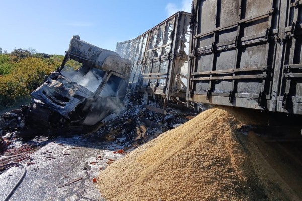 Acidente no km 272 da rodovia envolveu um bitrem carregado com soja e um caminhão de frutas e verduras.