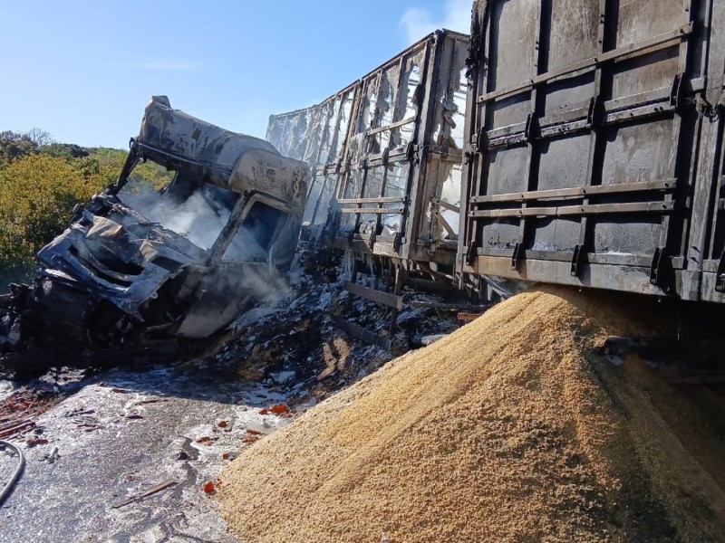 Acidente no km 272 da rodovia envolveu um bitrem carregado com soja e um caminhão de frutas e verduras.