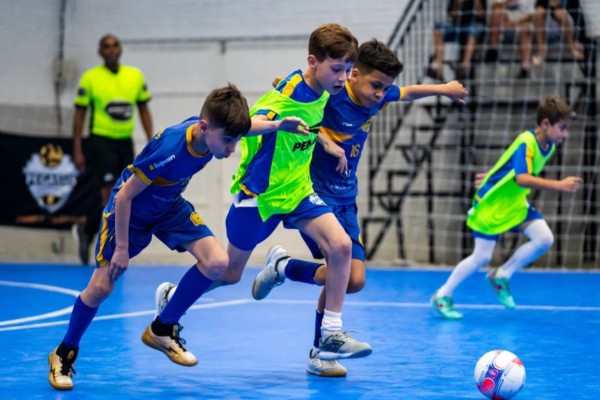 A programação inicia às 19h com os jogos das categorias de base; os resultados definirão os classificados e a ordem dos confrontos da próxima fase.