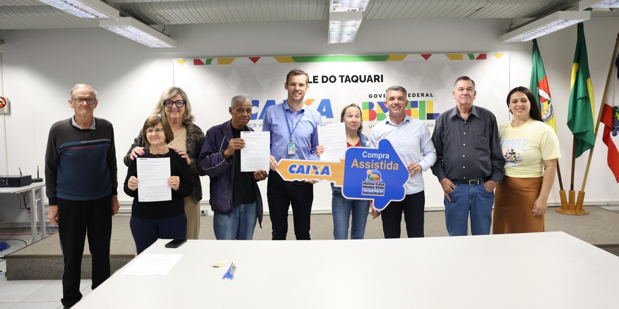Entrega simbólica ocorreu em Lajeado nesta terça-feira (28), por meio do programa Compra Assistida, que beneficia famílias atingidas pelas enchentes.