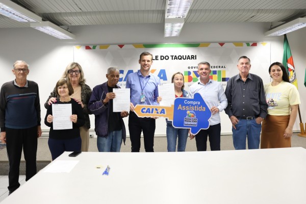 Entrega simbólica ocorreu em Lajeado nesta terça-feira (28), por meio do programa Compra Assistida, que beneficia famílias atingidas pelas enchentes.