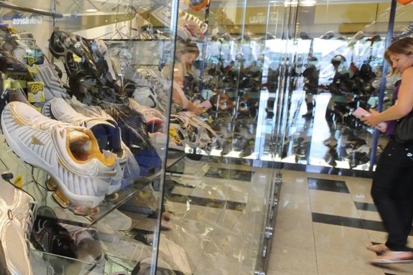 As oportunidades se concentram nos segmentos de vestuário, calçados e supermercados.