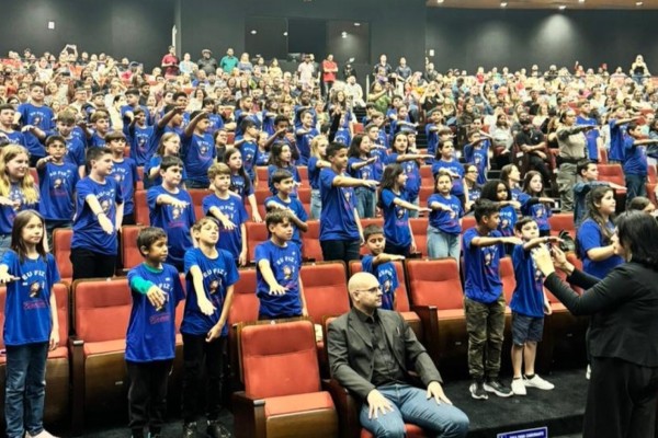 Evento, na noite desta sexta-feira (31), marcou a conclusão das atividades de prevenção às drogas e à violência em 11 escolas do município.