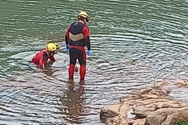 Polícia Civil confirma identidade da vítima como Gilmar Pereira da Silva, de 54 anos, e investiga as circunstâncias da morte ocorrida após uma festa no bairro Jacarezinho.