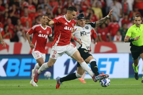 Com um jogador a mais desde os 15 minutos de jogo, o Colorado dominou boa parte do confronto, mas parou no goleiro Everson e somou um ponto na noite deste domingo (2).