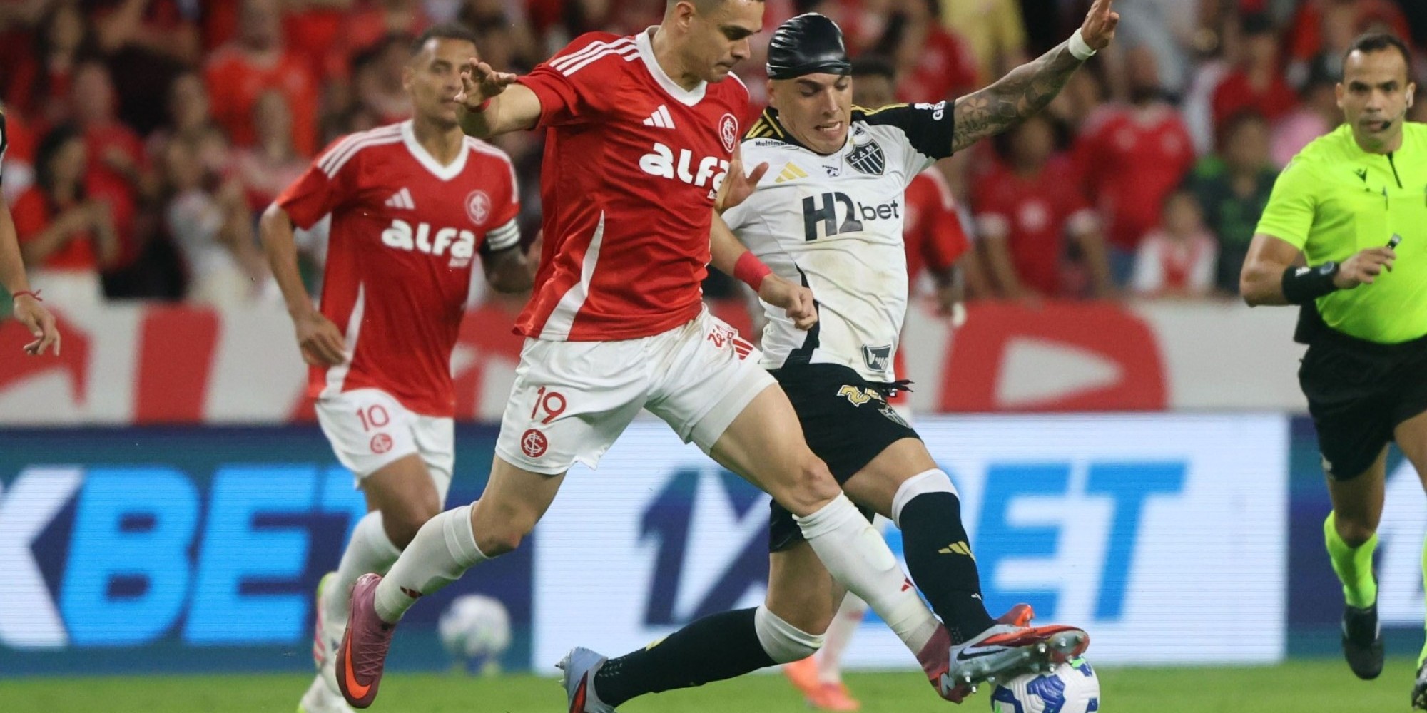 Com um jogador a mais desde os 15 minutos de jogo, o Colorado dominou boa parte do confronto, mas parou no goleiro Everson e somou um ponto na noite deste domingo (2).