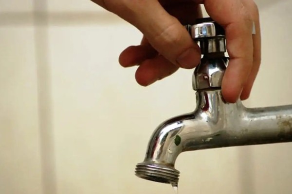 Segundo a Aegea/Corsan, Centro, Santo Antão e Santa Clara sofrem oscilação no abastecimento após falta de energia; Lambari enfrenta interrupção por rompimento de rede causado por terceiros.