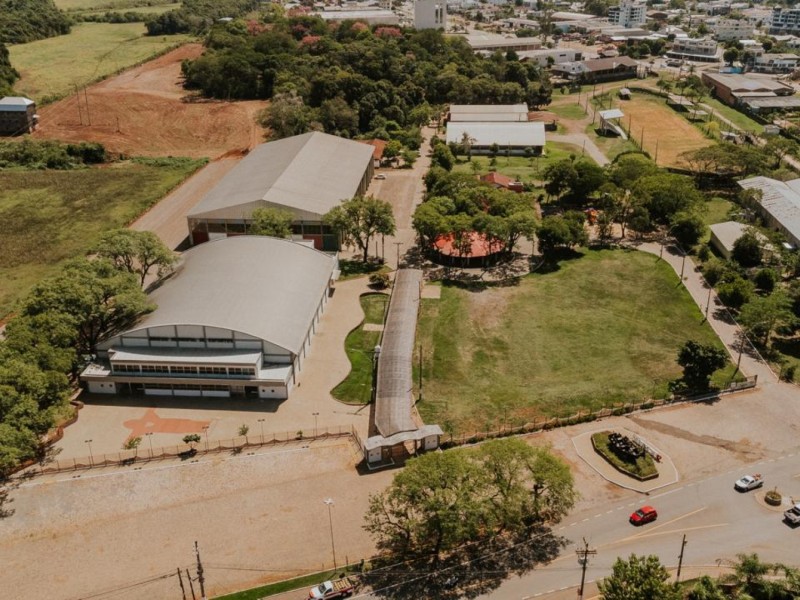 Ação ocorre no Parque João Batista Marchese, nesta quinta-feira (13), e no bairro Planalto, na sexta (14), com serviços como revisão de faturas, atualização cadastral e esclarecimento de dúvidas.