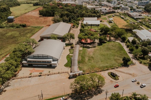 Ação ocorre no Parque João Batista Marchese, nesta quinta-feira (13), e no bairro Planalto, na sexta (14), com serviços como revisão de faturas, atualização cadastral e esclarecimento de dúvidas.