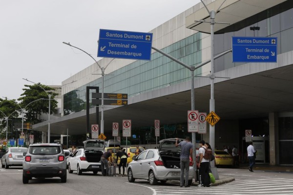 Paralisação de duas horas por dia em nove aeroportos entra no 2° dia.