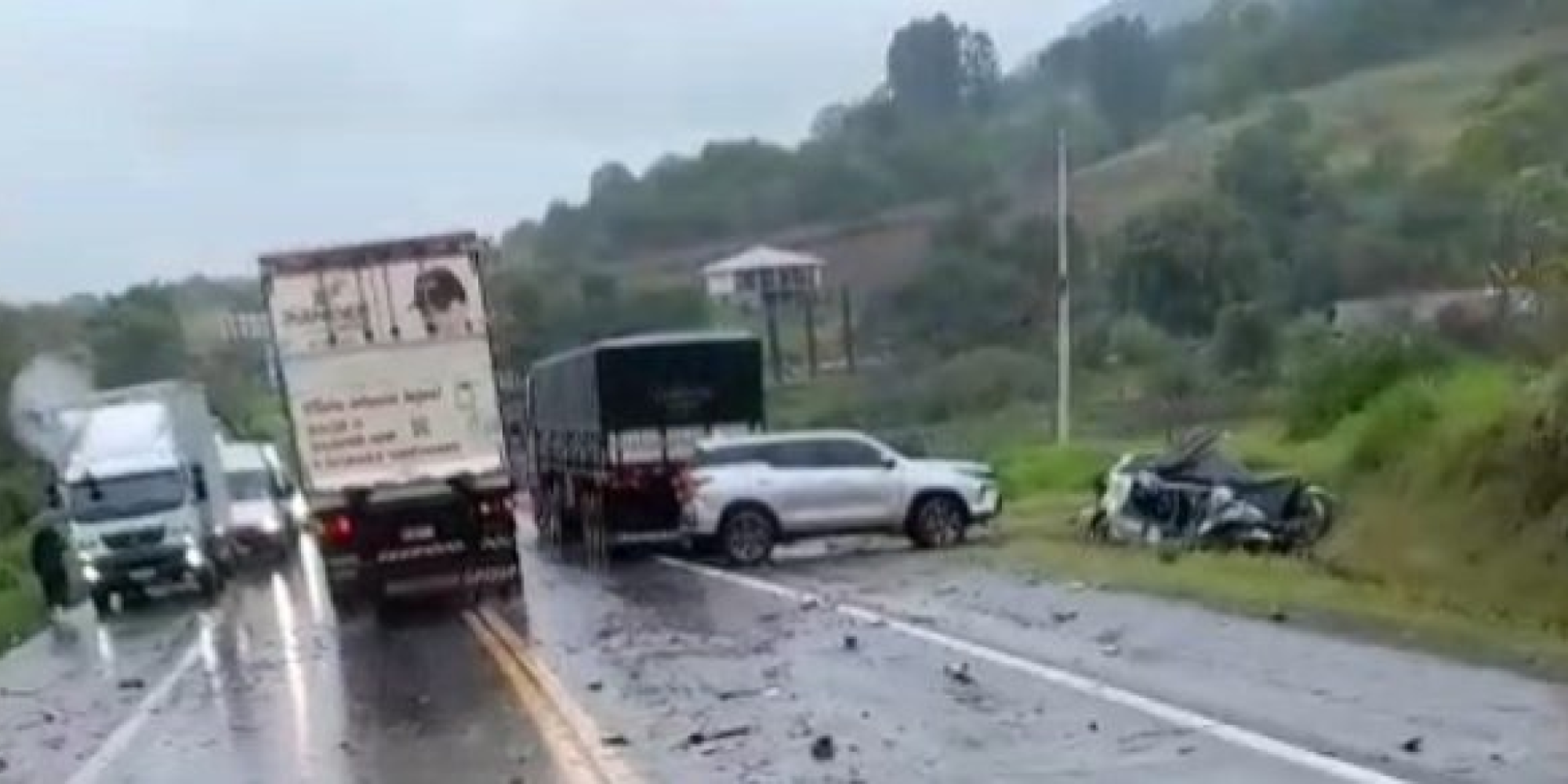 Acidente ocorreu na localidade de Palmas no início da tarde desta terça-feira (30) e deixou motorista preso às ferragens; trânsito ficou complicado na rodovia.