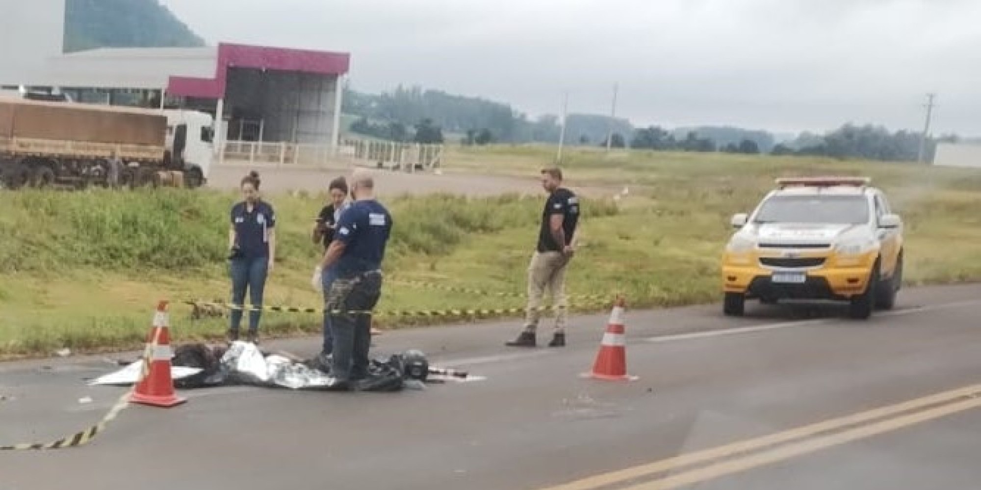 O sinistro ocorreu na madrugada desta sexta-feira (12) e envolveu três veículos.