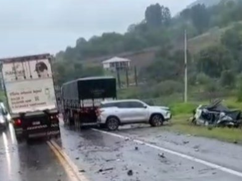 Acidente ocorreu na localidade de Palmas no início da tarde desta terça-feira (30) e deixou motorista preso às ferragens; trânsito ficou complicado na rodovia.