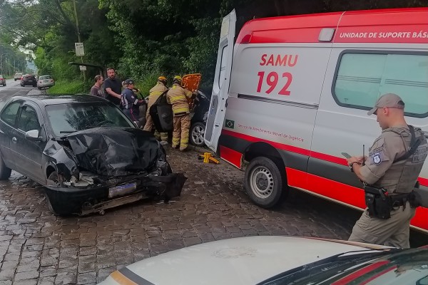 Colisão na rodovia envolveu um GM Celta e um Toyota Corolla.