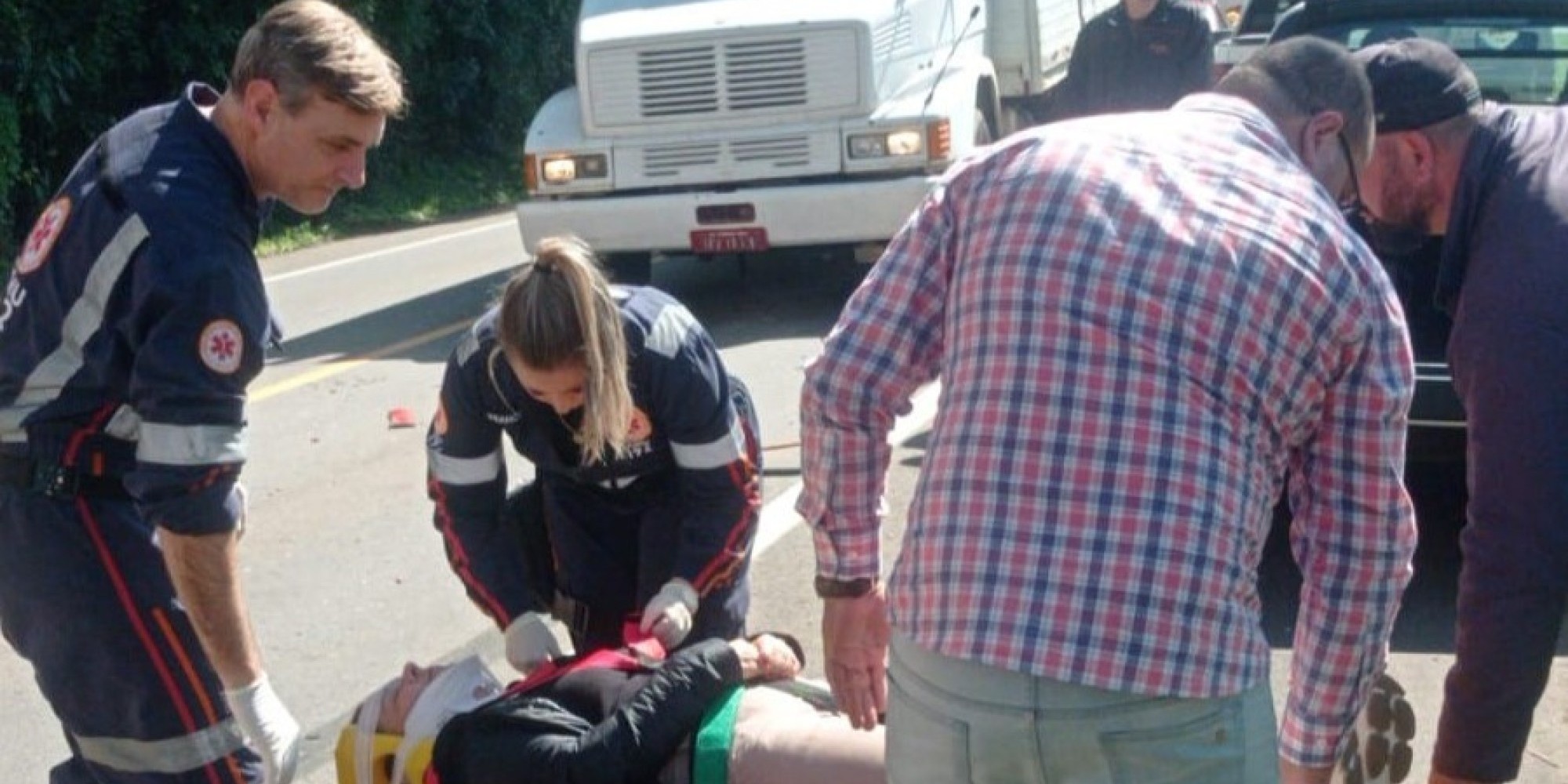 A colisão envolveu um caminhão e um Onix, no fim da manhã desta quarta-feira (13), próximo da comunidade de Barra do Guaporé, deixando a pista parcialmente bloqueada e mobilizando equipes de resgate e segurança.