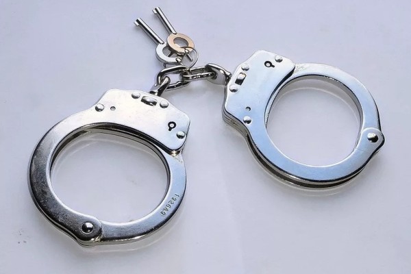 Policiais realizam prisão de indivíduo no Bairro Navegantes