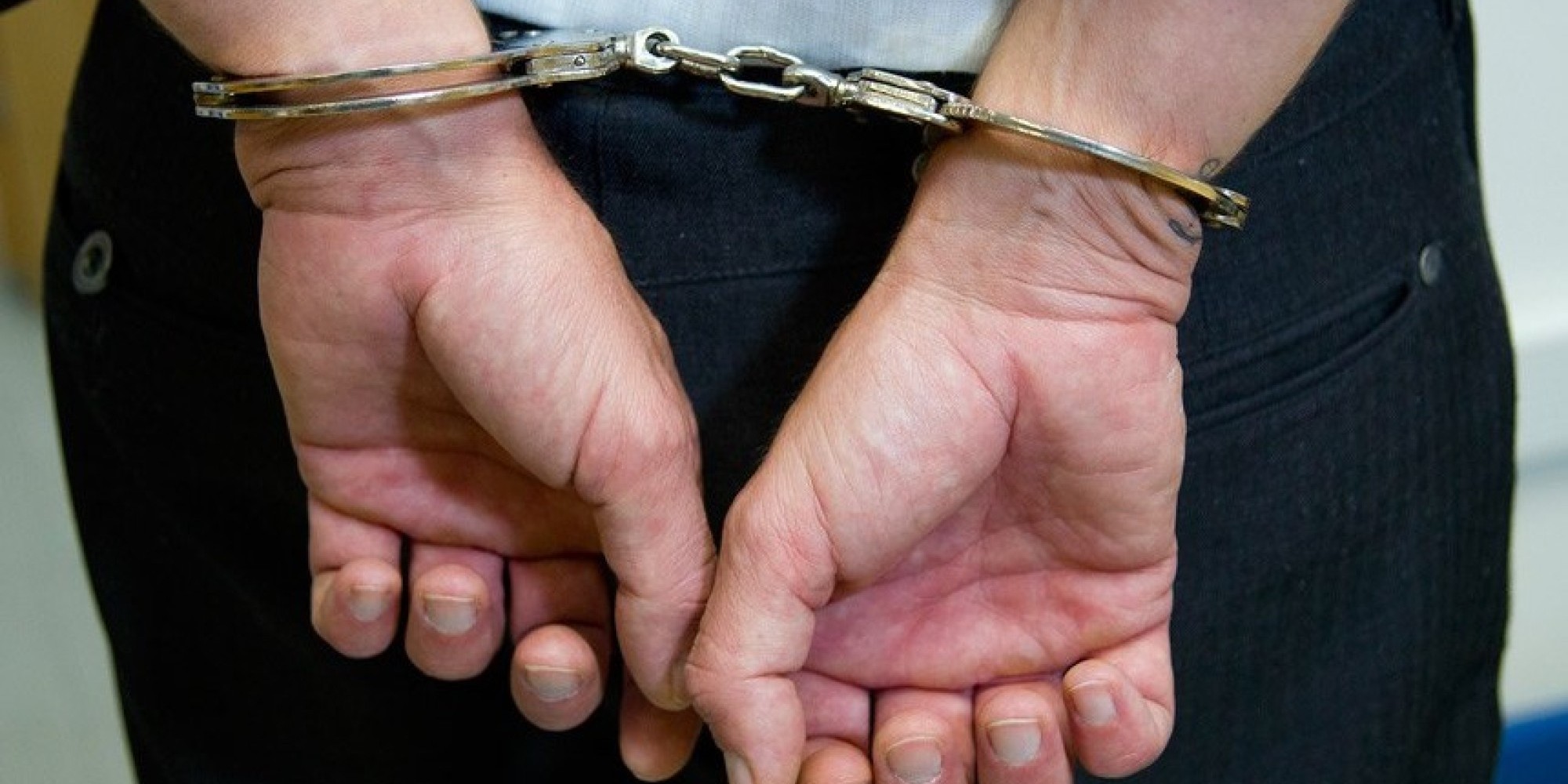 Filho viciado agride a própria mãe para tentar vender a geladeira de casa