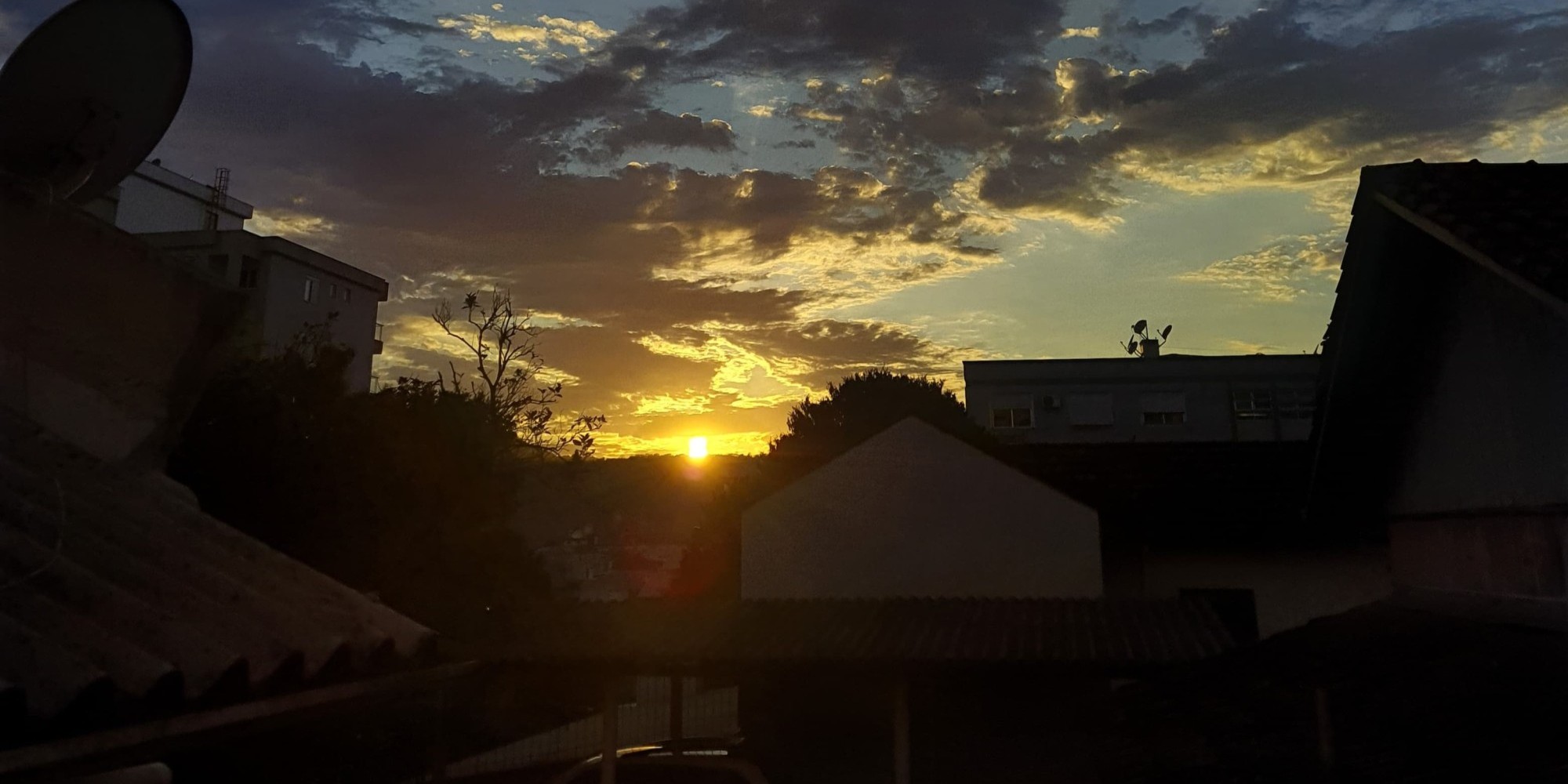 Segundo dados da Univates e da Metsul Meteorologia, após segunda-feira (29) com sol e temperaturas amenas, o tempo muda a partir de terça (30) com chuva e temporais isolados marcando o início de outubro.