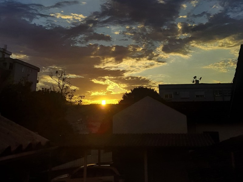 Segundo dados da Univates e da Metsul Meteorologia, após segunda-feira (29) com sol e temperaturas amenas, o tempo muda a partir de terça (30) com chuva e temporais isolados marcando o início de outubro.