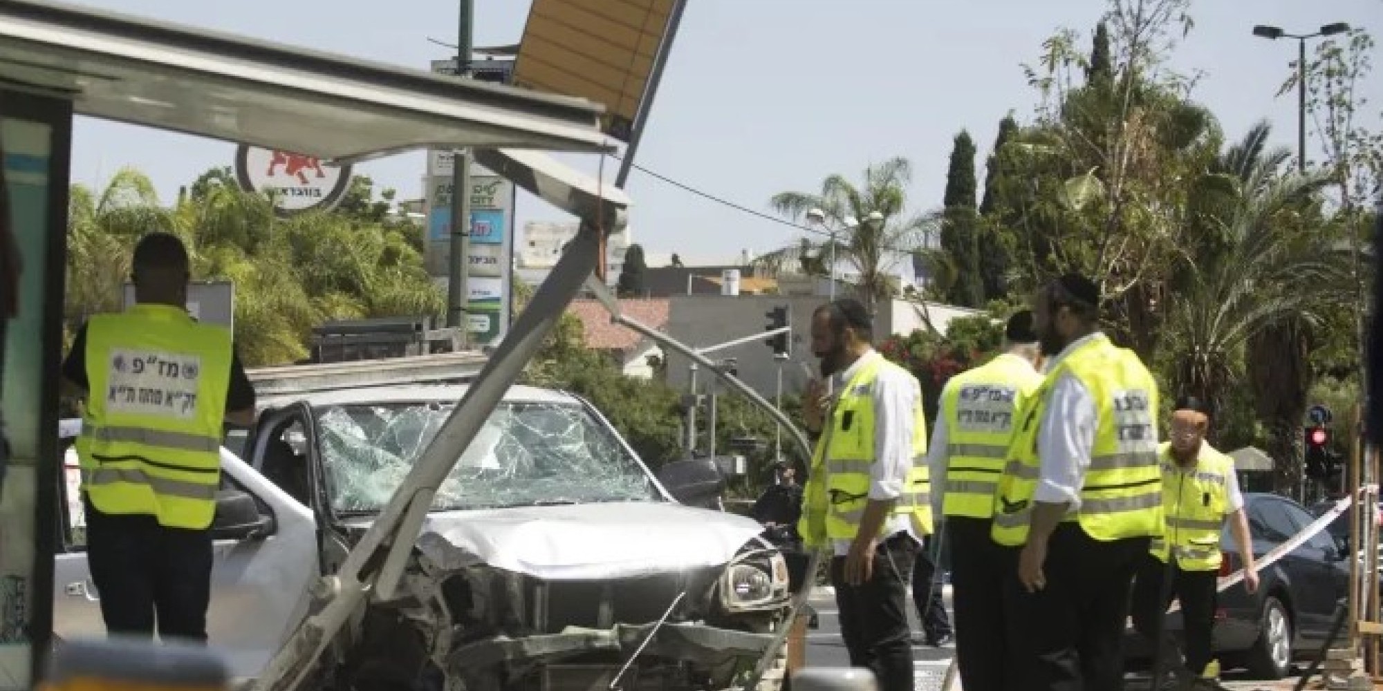 Homem atropela e esfaqueia oito pessoas em Israel