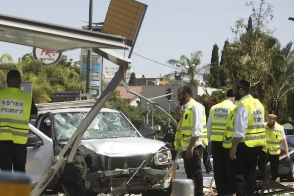 Homem atropela e esfaqueia oito pessoas em Israel 
