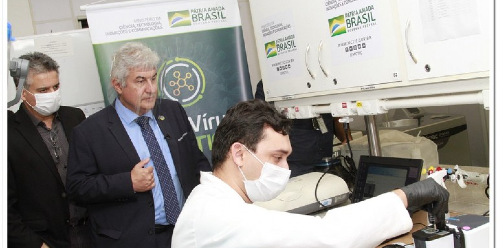 Ministro Marcos Pontes acompanha trabalho dos cientistas no INTC TeraNano, em Uberlândia (MG). Instituto é responsável pela técnica que detecta vírus em um minuto