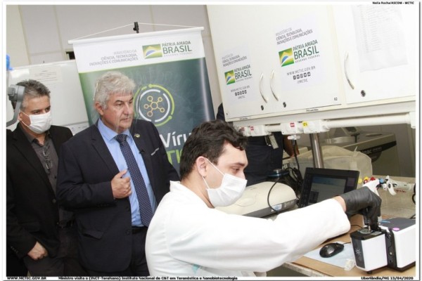 Ministro Marcos Pontes acompanha trabalho dos cientistas no INTC TeraNano, em Uberlândia (MG). Instituto é responsável pela técnica que detecta vírus em um minuto