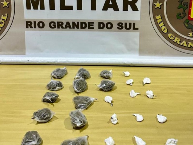 A abordagem da Brigada Militar ocorreu na noite desta terça-feira (11) no bairro Jardim do Trabalhador; suspeito foi flagrado com pequenas porções de substâncias semelhantes à cocaína e à maconha.