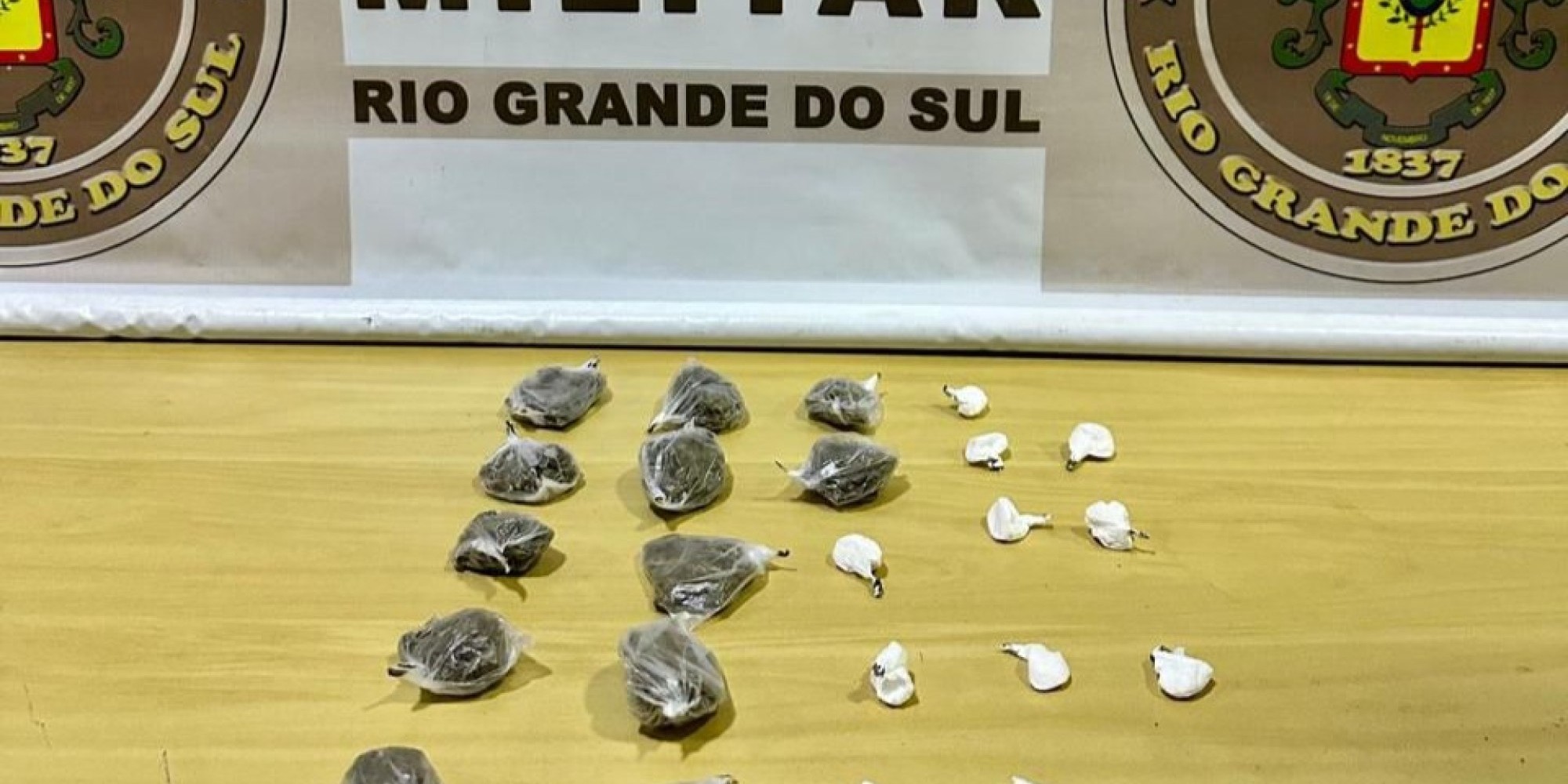 A abordagem da Brigada Militar ocorreu na noite desta terça-feira (11) no bairro Jardim do Trabalhador; suspeito foi flagrado com pequenas porções de substâncias semelhantes à cocaína e à maconha.