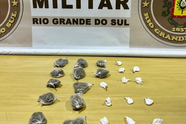 A abordagem da Brigada Militar ocorreu na noite desta terça-feira (11) no bairro Jardim do Trabalhador; suspeito foi flagrado com pequenas porções de substâncias semelhantes à cocaína e à maconha.
