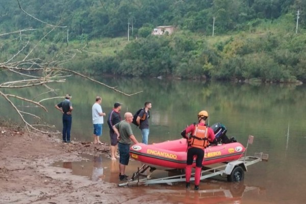O homem saiu para pescar sozinho e sua embarcação foi encontrada por populares no fim desta segunda-feira (8).