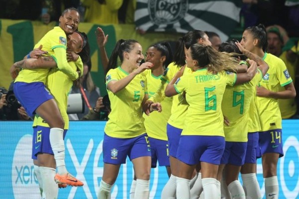 A partida teve direito a hat-trick da meio-campista Ary Borges. A atacante Bia Zaneratto também marcou pela Seleção.