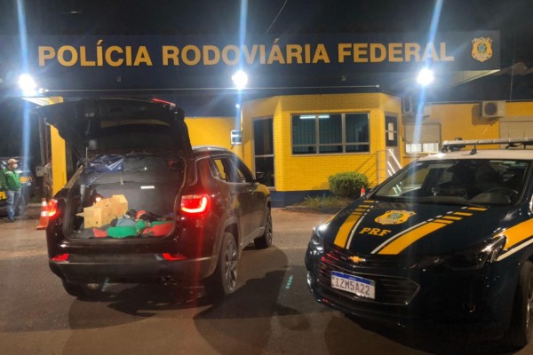 Carro foi abordado na noite deste sábado