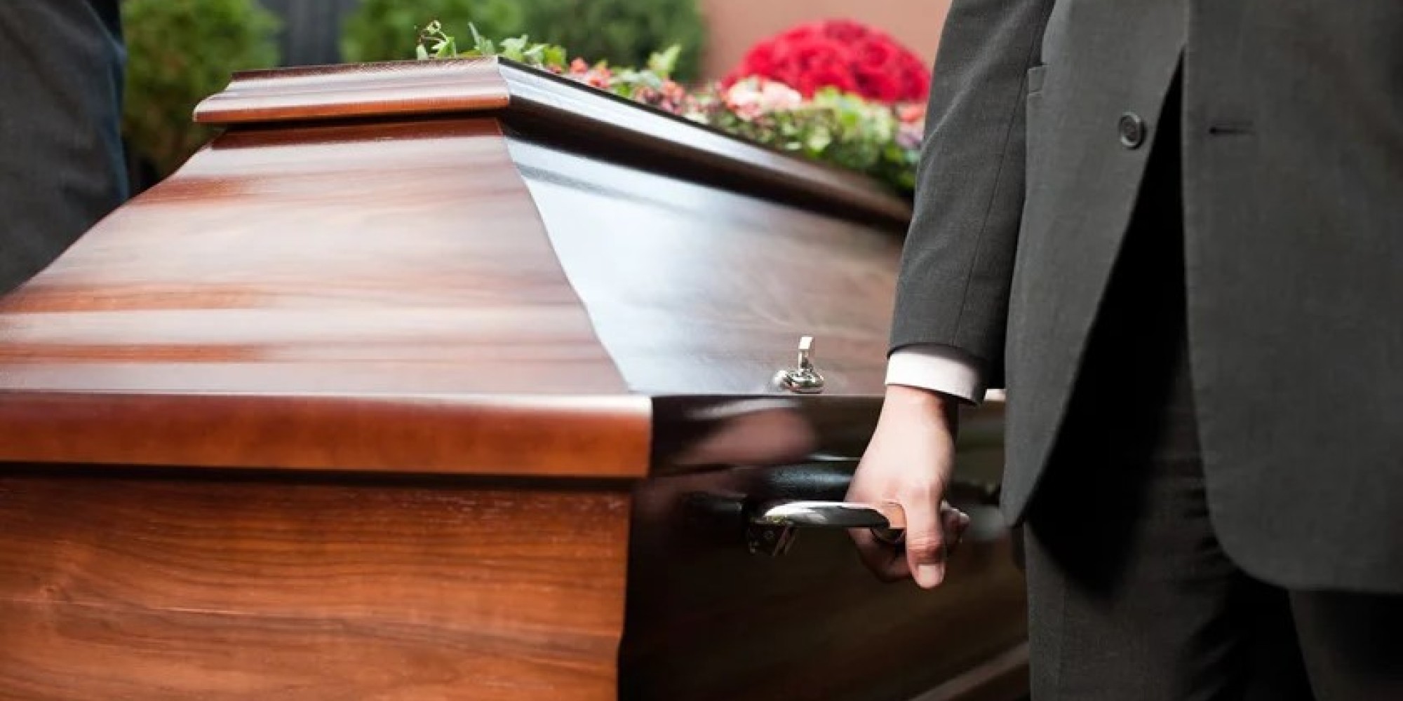 Mulher acorda dentro do caixão no próprio funeral no Equador