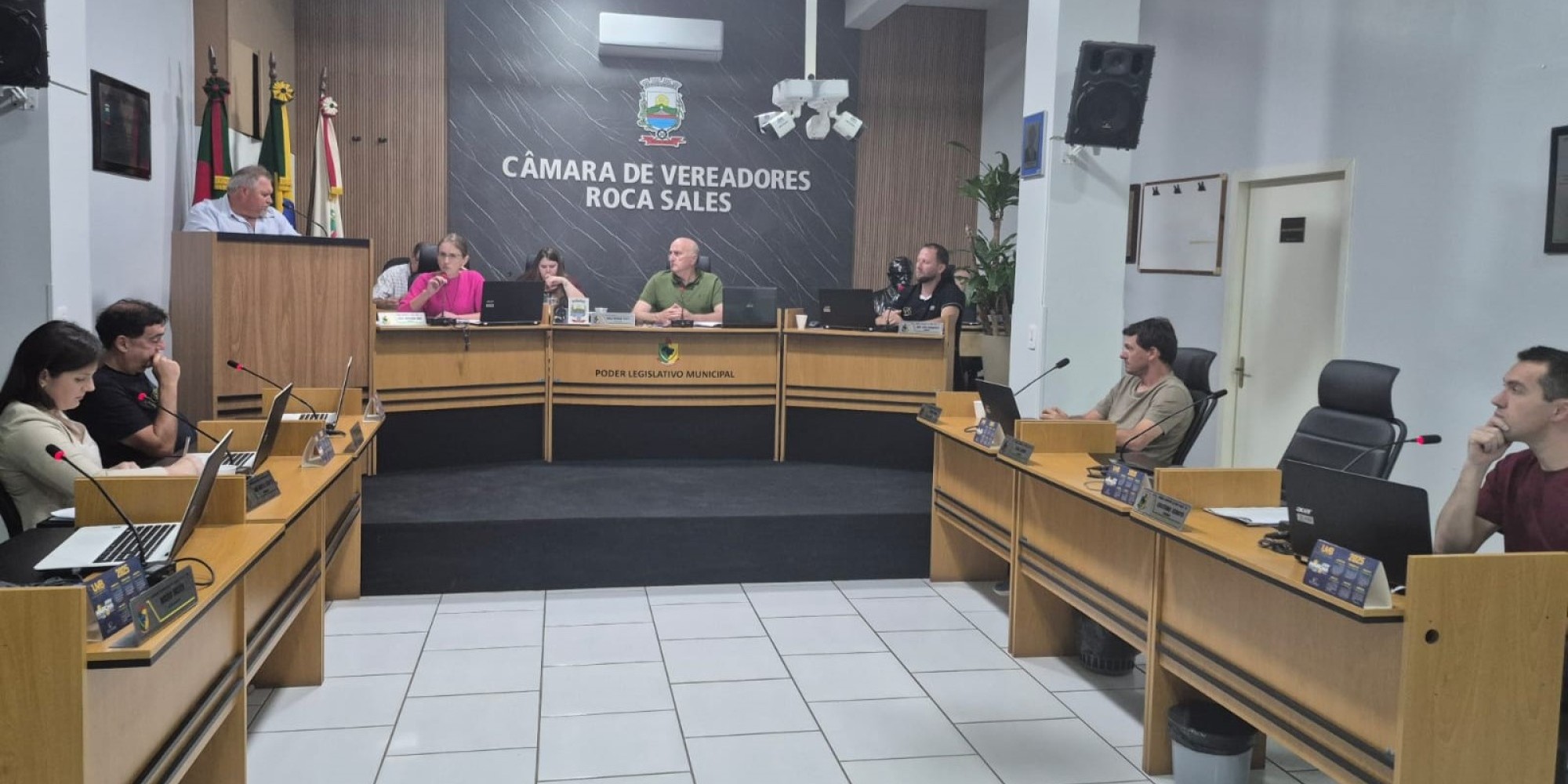 Sessão desta segunda-feira (27) teve como pauta principal a liberação de dois parlamentares para viagem institucional e manifestações em explicações pessoais.