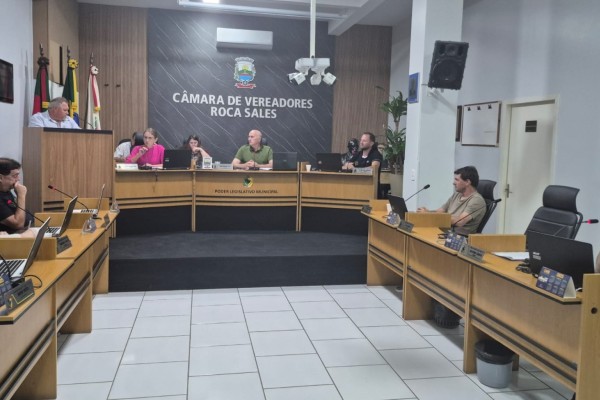 Sessão desta segunda-feira (27) teve como pauta principal a liberação de dois parlamentares para viagem institucional e manifestações em explicações pessoais.