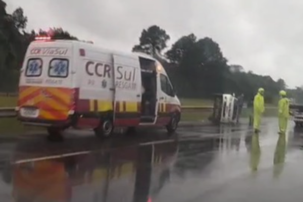 Acidentes ocorreram na manhã desta quarta-feira (29) em trechos com 16 quilômetros de distância; nenhum dos condutores ficou ferido.