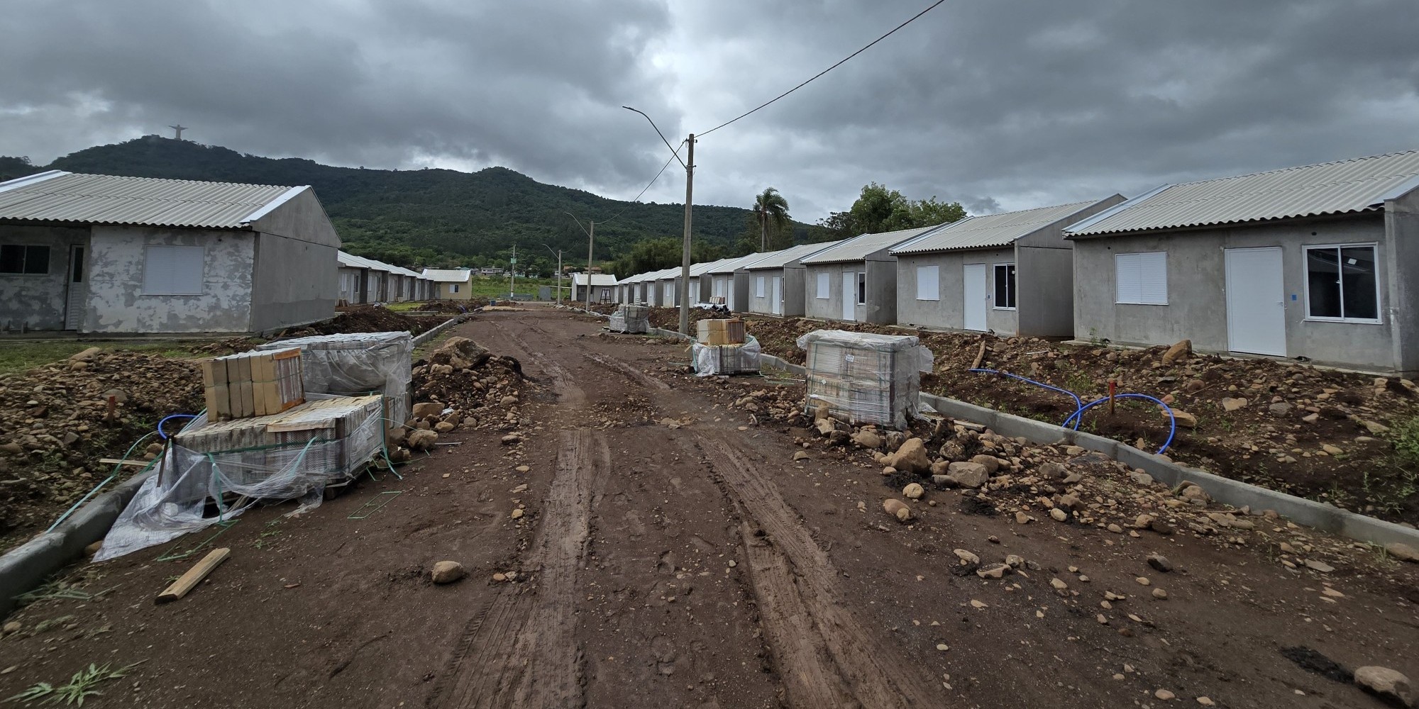 Após rescisão contratual com a empresa anterior, Governo Gaúcho confirma nova responsável e promete esforço para entregar primeiras moradias definitivas no município ainda em 2025; construção de 35 casas no bairro Lambari estão paradas há cerca de um mês.