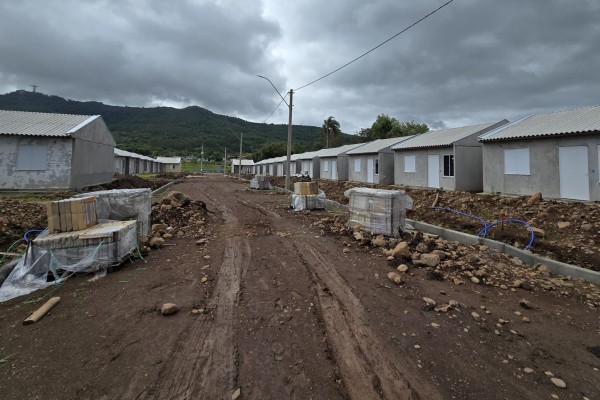 Após rescisão contratual com a empresa anterior, Governo Gaúcho confirma nova responsável e promete esforço para entregar primeiras moradias definitivas no município ainda em 2025; construção de 35 casas no bairro Lambari estão paradas há cerca de um mês.