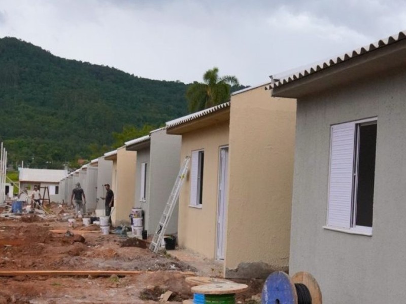 Entregas fazem parte das a&ccedil;&otilde;es de reconstru&ccedil;&atilde;o do Estado, via Plano Rio Grande, ap&oacute;s as enchentes e somam 84 unidades em diferentes munic&iacute;pios.