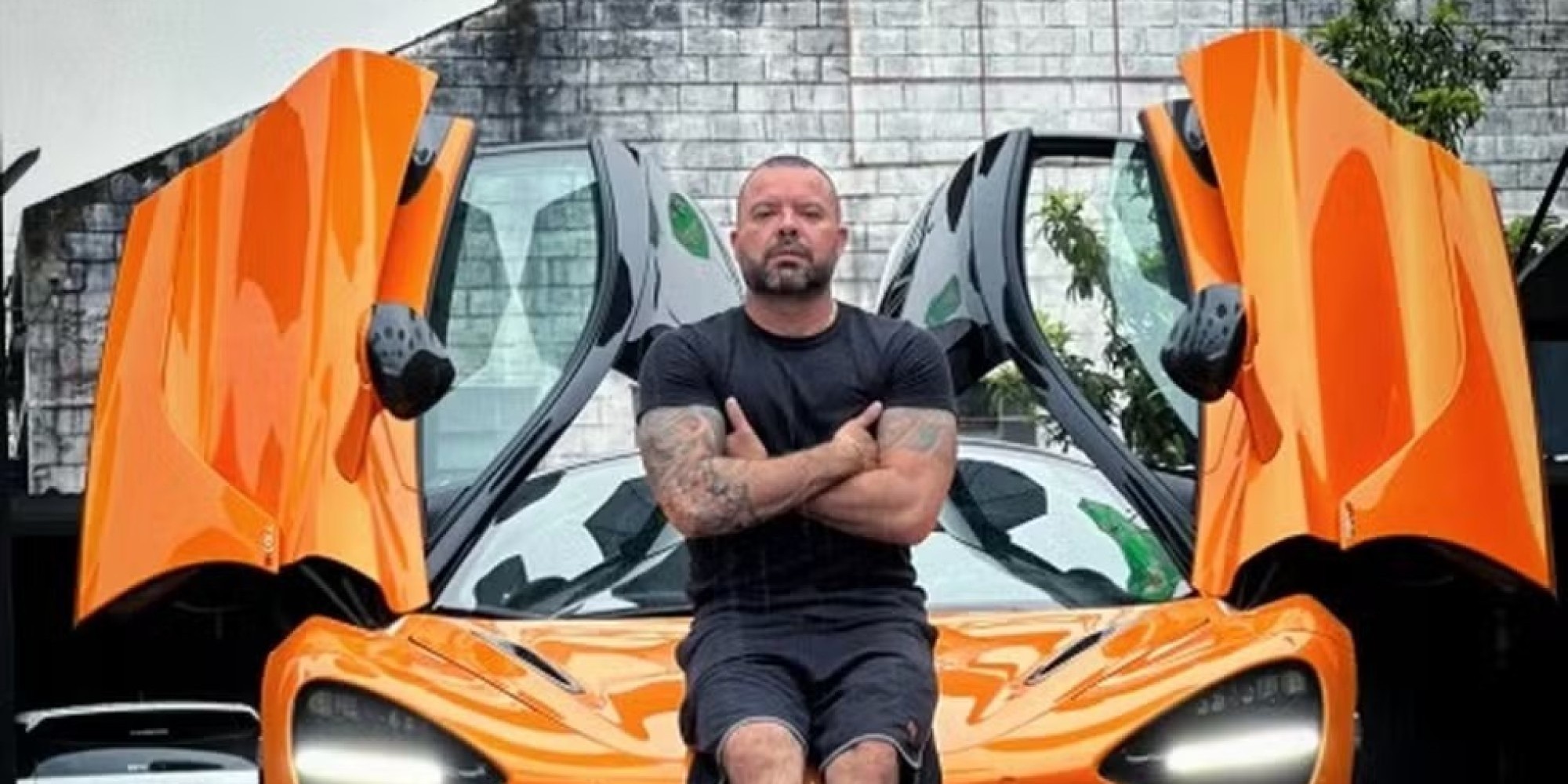 Influenciador e empresário morre após anestesia geral para fazer tatuagem
