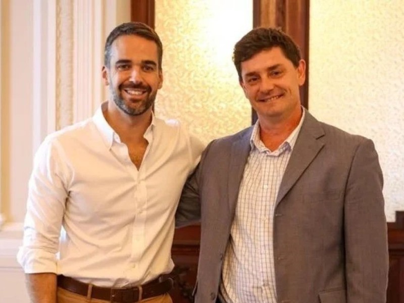 Pressionado pela Operação Lamaçal, Marcelo Caumo (União Brasil) deixou a Secretaria de Desenvolvimento Urbano e Metropolitano, nesta quinta-feira (13); após reunião com o governador Eduardo Leite (PSD), secretário-adjunto vai assumir pasta interinamente.