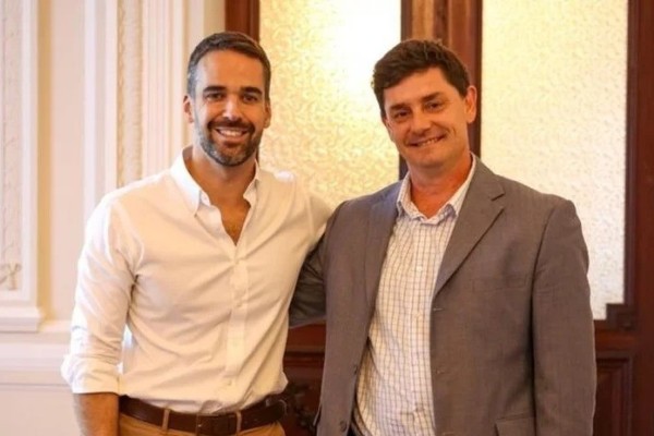 Pressionado pela Operação Lamaçal, Marcelo Caumo (União Brasil) deixou a Secretaria de Desenvolvimento Urbano e Metropolitano, nesta quinta-feira (13); após reunião com o governador Eduardo Leite (PSD), secretário-adjunto vai assumir pasta interinamente.