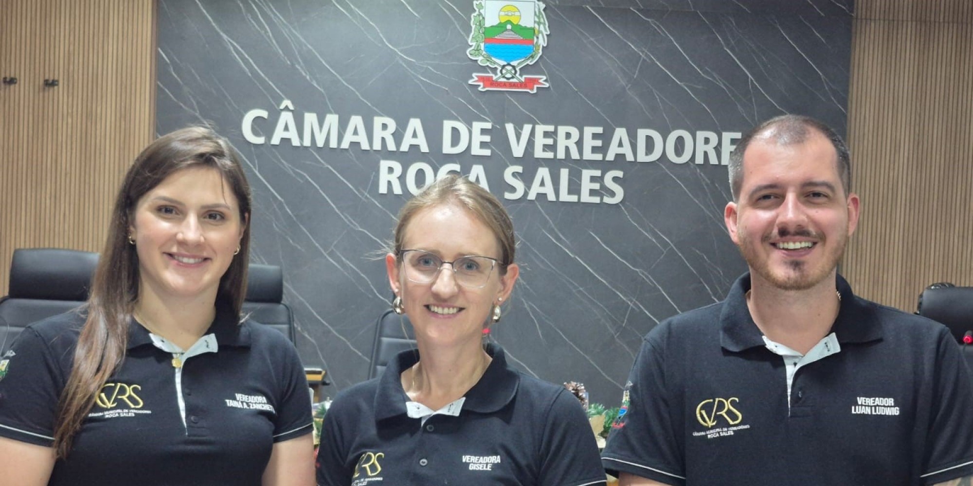 &Uacute;ltima sess&atilde;o do ano ocorreu nesta segunda-feira (22) e definiu a nova Mesa Diretora; foram aprovados cinco projetos do Executivo, incluindo o Or&ccedil;amento de 2026, a prorroga&ccedil;&atilde;o do aluguel social e a isen&ccedil;&atilde;o do IPTU para atingidos pelas enchentes.