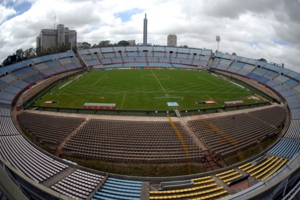 Partida ocorre no estádio Centenário 
