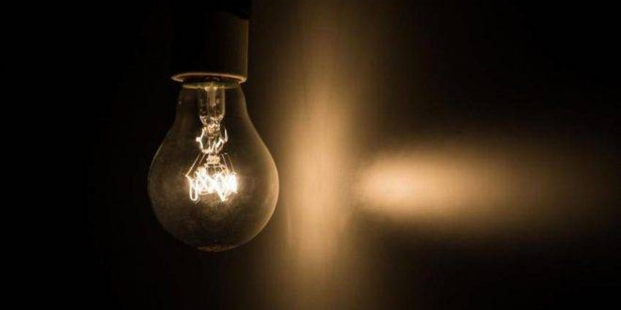 O sistema de bandeiras tarifárias sinaliza o custo real da energia gerada, possibilitando aos consumidores o bom uso da energia elétrica O sistema de bandeiras tarifárias sinaliza o custo real da energia gerada, possibilitando aos consumidores o bom uso da energia elétrica