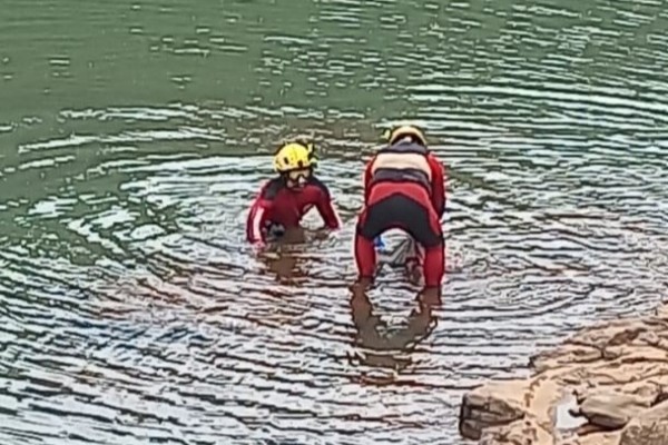 Corpo foi localizado por populares na manhã deste sábado (1º); Brigada Militar e Corpo de Bombeiros atendem a ocorrência.