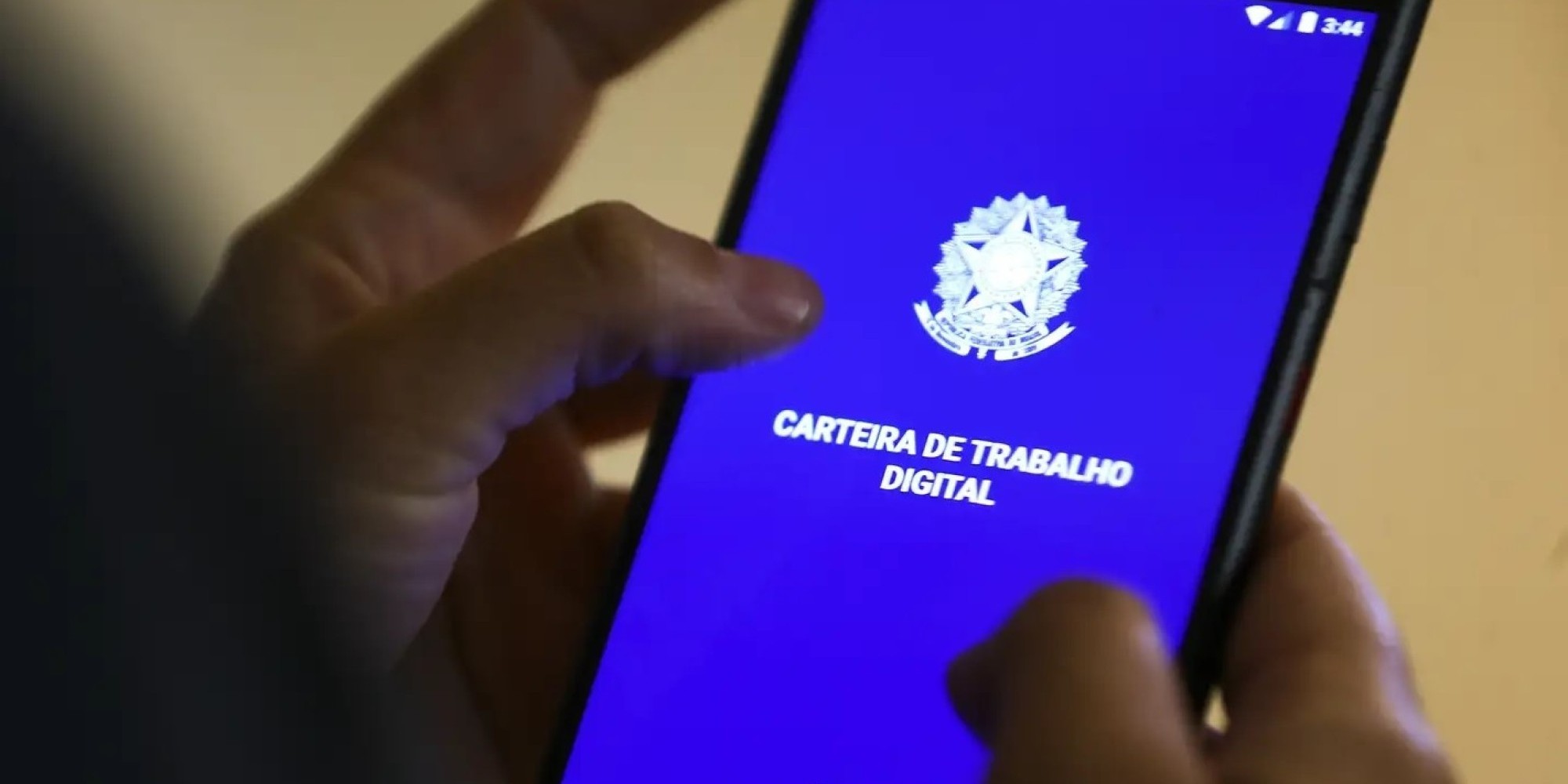 A nova modalidade permitirá que empregados com carteira assinada, incluindo domésticos, trabalhadores rurais e contratados por microempreendedores individuais (MEI), solicitem empréstimos consignados com juros reduzidos. A nova modalidade permitirá que empregados com carteira assinada, incluindo domésticos, trabalhadores rurais e contratados por microempreendedores individuais (MEI), solicitem empréstimos consignados com juros reduzidos.