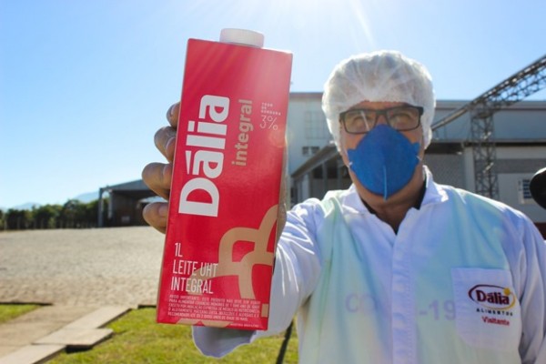 Gerente industrial, Antonio Salazar, apresenta embalagem Edge e linha de produção já instalada em Arroio do Meio