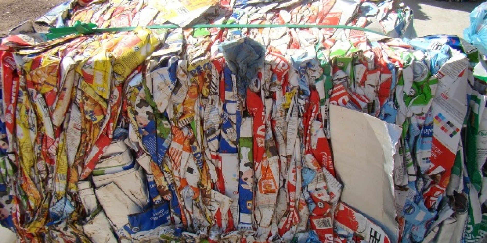 Embalagens Tetra Pak prensadas na unidade de Arroio do Meio e encaminhadas à reciclagem Embalagens Tetra Pak prensadas na unidade de Arroio do Meio e encaminhadas à reciclagem